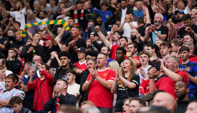 United fans chanting