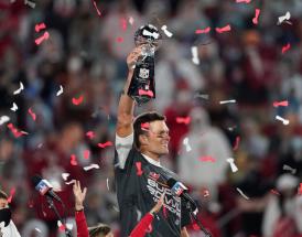 Tom Brady lifts the Vince Lombardi Trophy