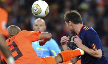 Nigel de Jong tackle Xabi Alonso